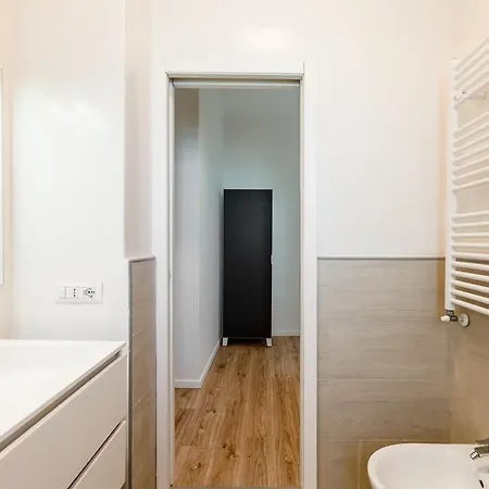 Spacious And Bright In Porta Vittoria Apartament